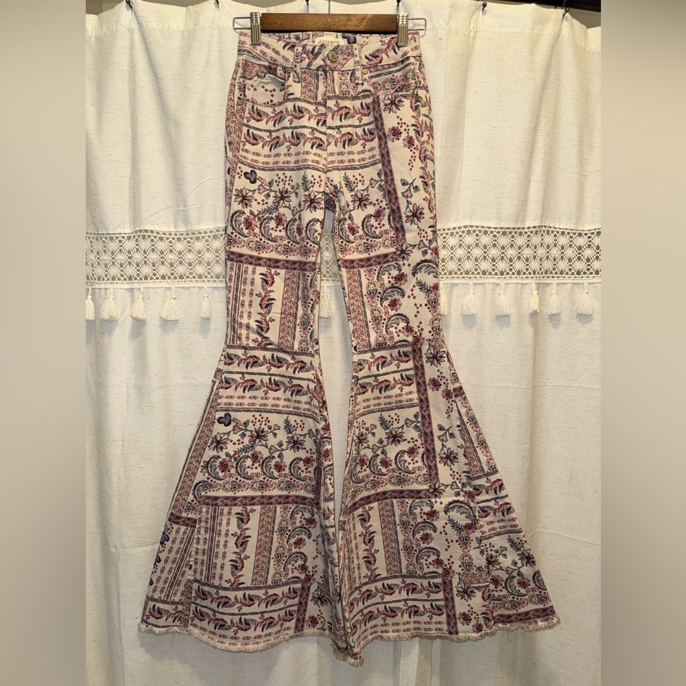 Women’s Shyanne Floral Pattern Flare Jeans